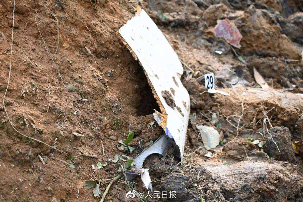 东航坠机24小时，MU5735黑匣子仍在搜寻，它能记录哪些信息？休闲区蓝鸢梦想 - Www.slyday.coM