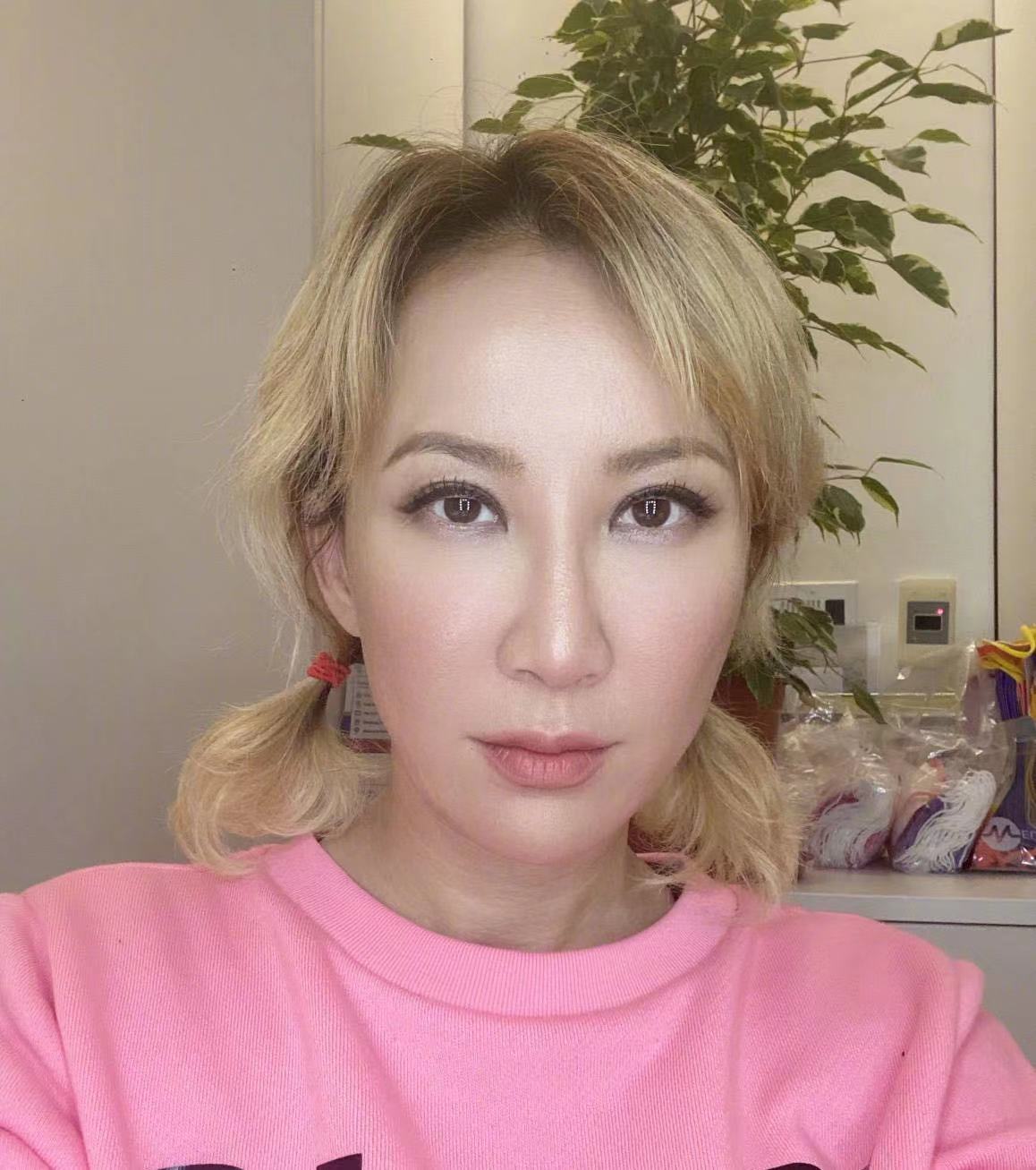 李玟晒出素颜自拍照粉丝担心留言高情商回复没觉得自己是美女