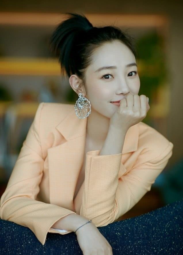 白百合得罪造型师了西装反穿还配条牛仔裤看着显壮还掉档次