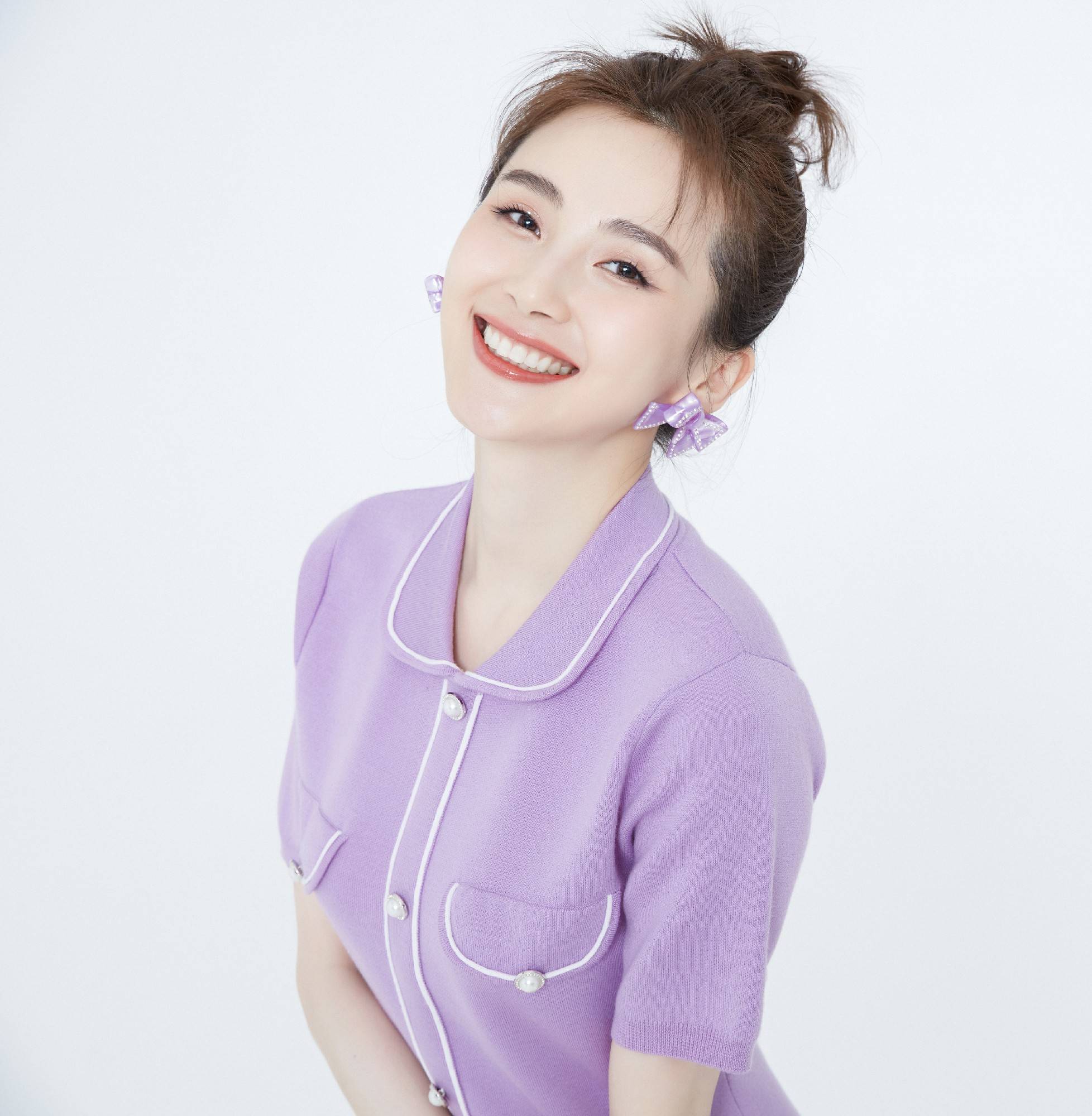 演员路晨写真曝光甜美微笑元气满满