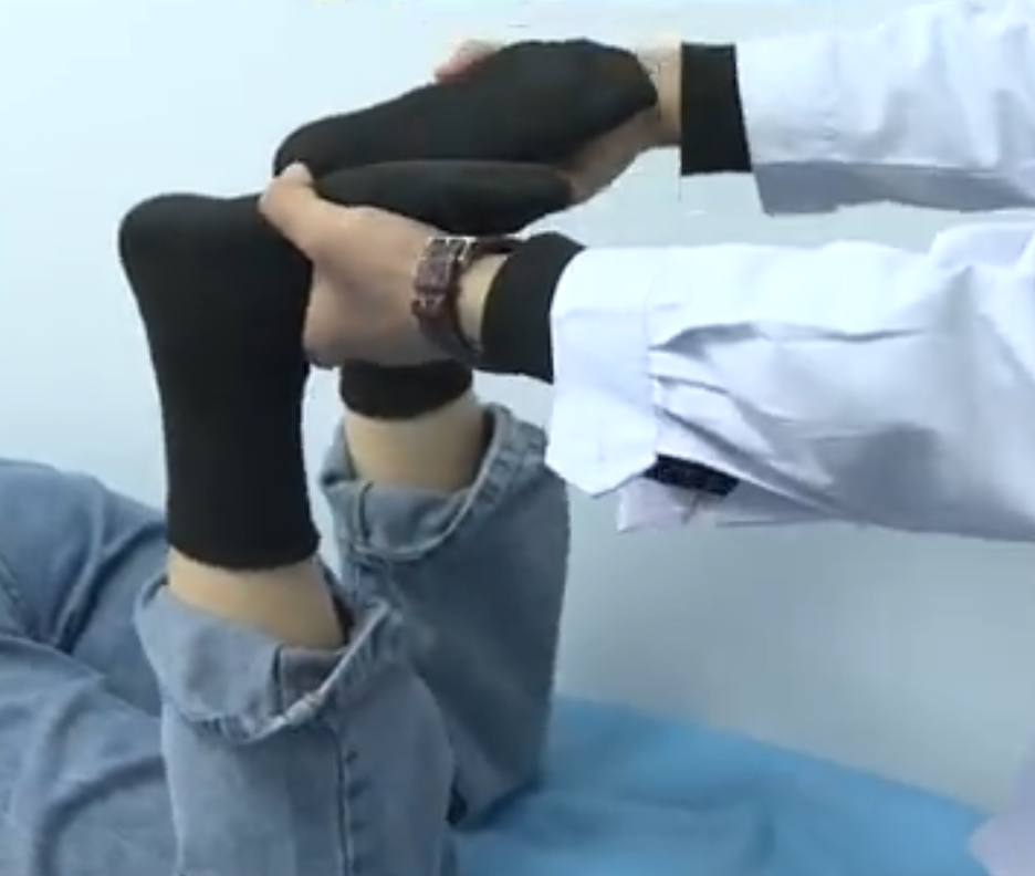 女生长期跷二郎腿，导致两腿长短不一休闲区蓝鸢梦想 - Www.slyday.coM