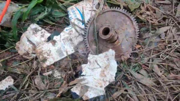 直击东航坠机第三日现场，泥泞中救援物品多呈碎片状