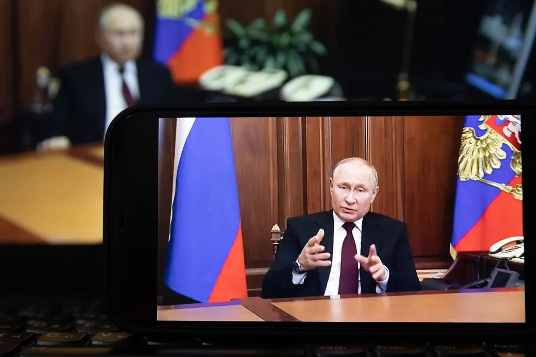 2022年2月21日，俄罗斯总统普京在莫斯科发表电视讲话。图|新华社