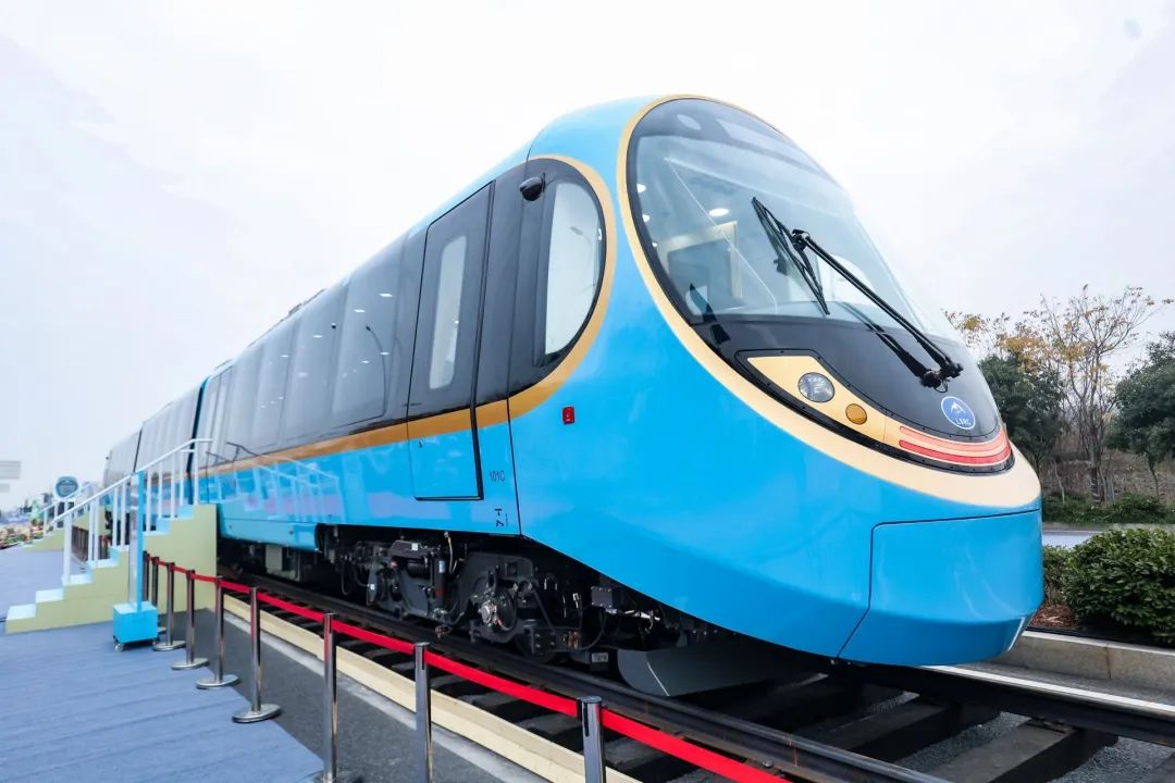 今年底搭乘有轨电车穿越丽江积雪山巅和万亩花海