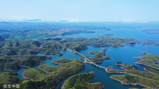 湖北丹江口库区江水湛蓝青山翠绿