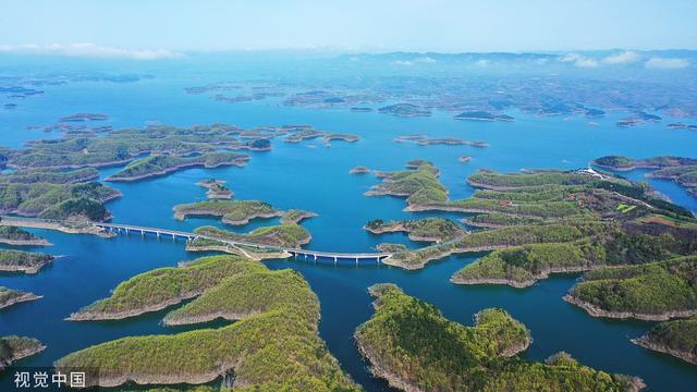 湖北丹江口:库区江水湛蓝 青山翠绿