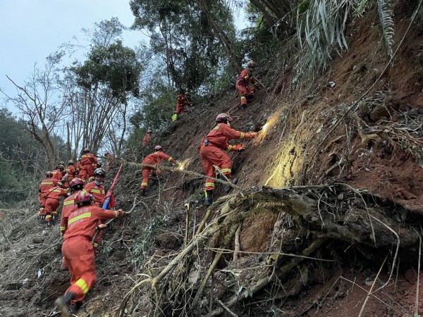 直击坠机搜救现场：2部黑匣子或已变形，降雨加大难度休闲区蓝鸢梦想 - Www.slyday.coM