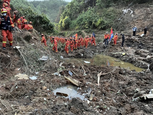 直击坠机搜救现场：2部黑匣子或已变形，降雨加大难度休闲区蓝鸢梦想 - Www.slyday.coM