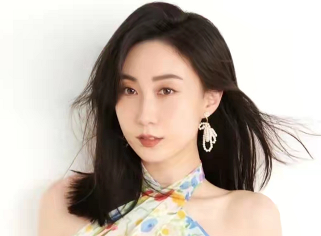 水均益女儿水亦诗露面现身北京街头喝啤酒现是清华大学研究生