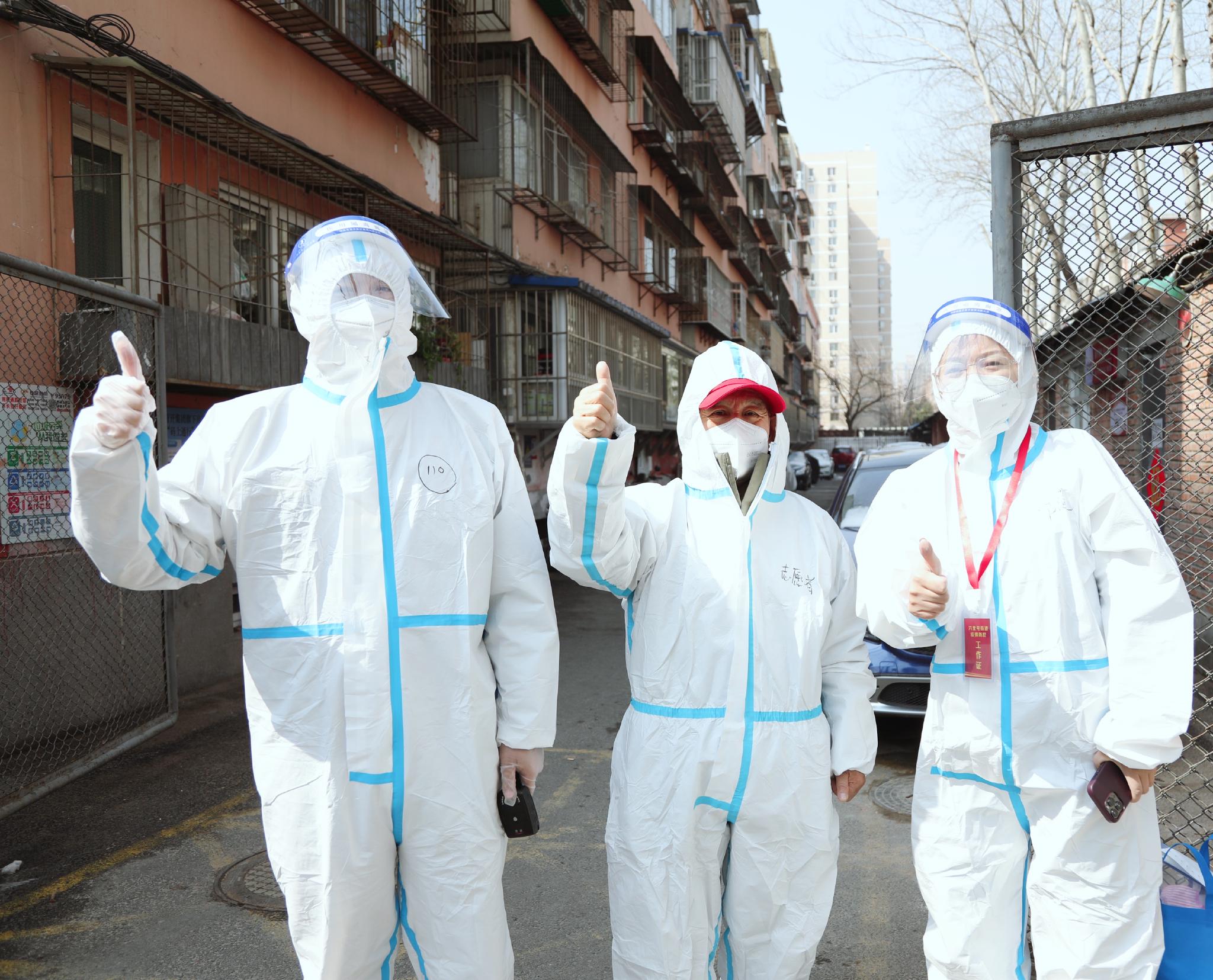 北京朝阳六里屯3小区先后封控,"大白"出闭环直接上阵|核酸检测|防疫