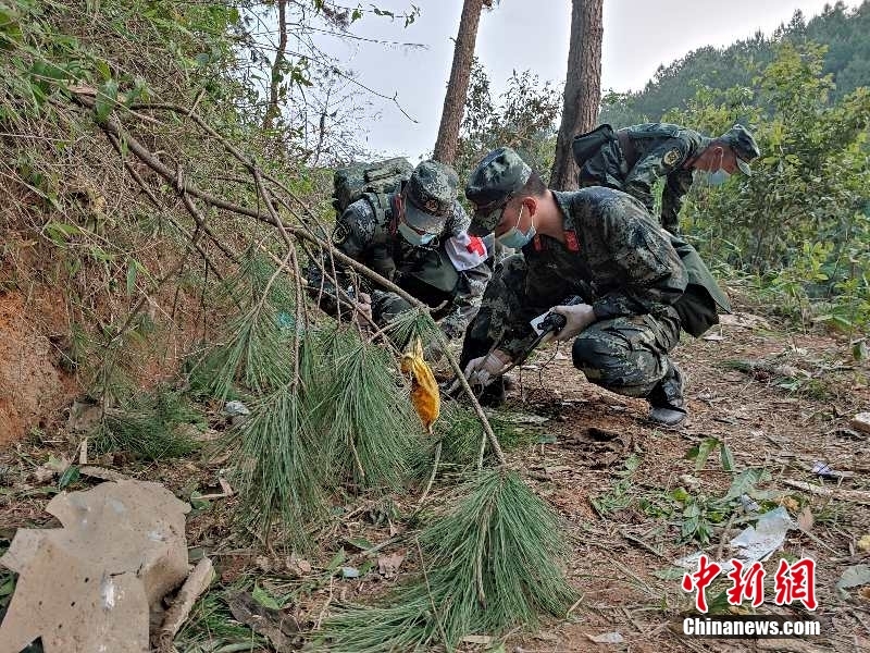 资料图：救援力量在失事现场。通讯员 江怀鹏 武警广西梧州支队提供