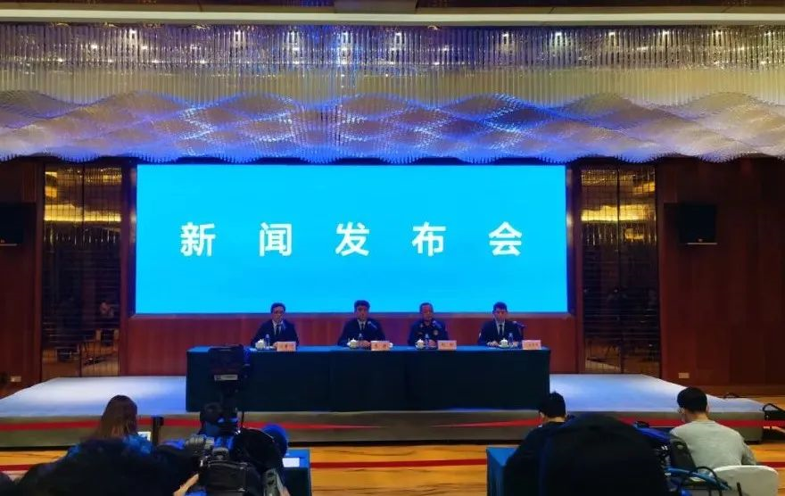 痛心！现场发现部分飞机残骸和遗体残骸休闲区蓝鸢梦想 - Www.slyday.coM