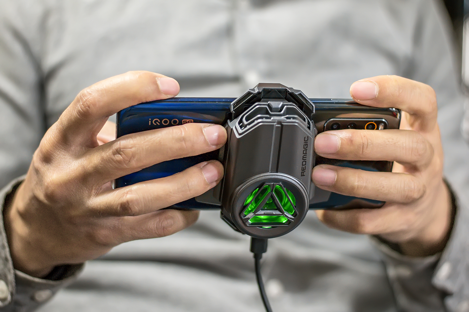 红魔涡轮散热背夹评测最低降至4炎炎夏日游戏不再卡顿