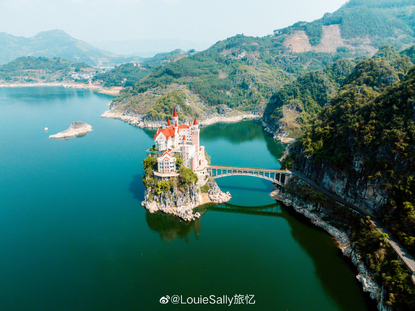 📍兴义·吉隆堡 吉隆堡位于贵州兴义的万峰湖……|兴义|贵州|吉隆_新浪新闻