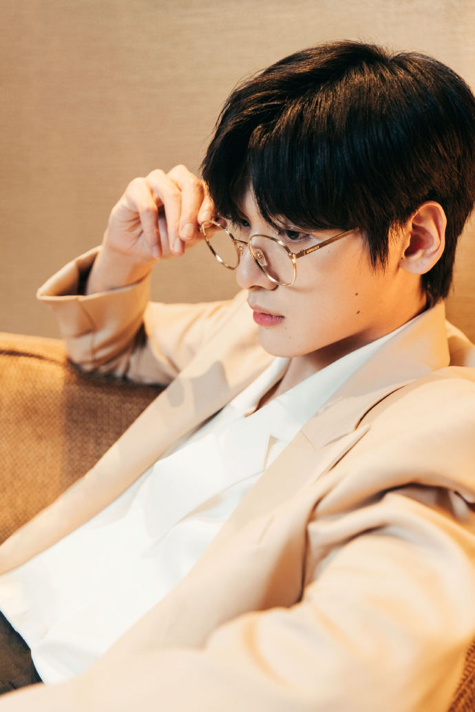 翟潇闻初入职场的我们造型图卡其色西装佩戴金丝眼镜