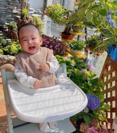 女排冠军曾春蕾一家春游高富帅老公抱娃8个月儿子正面照曝光