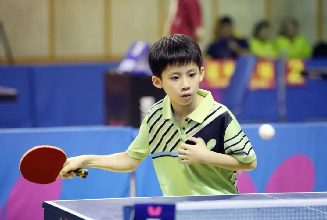 乒乓球横拍直拍有何区别握拍决定打法规则和局限让直拍低迷