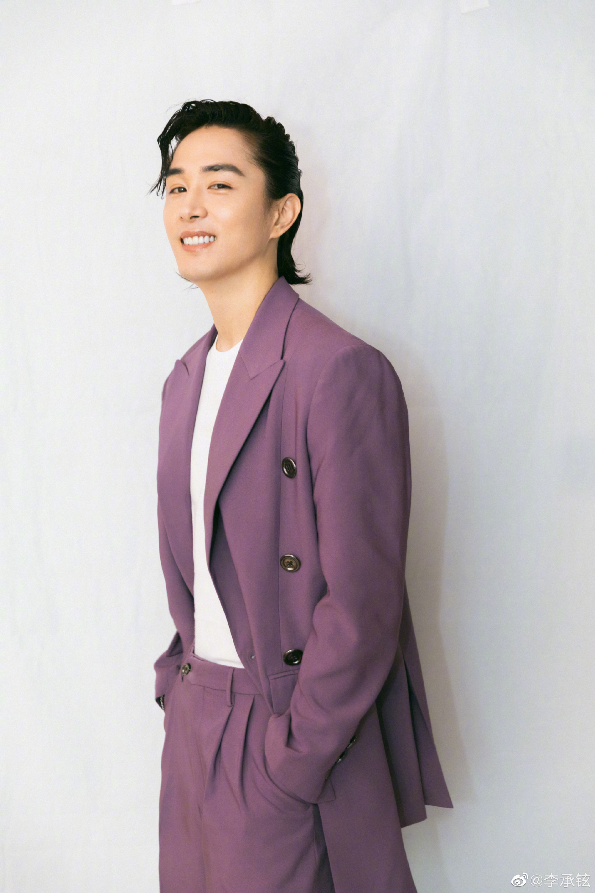 李承铉晒植树节养的郁金香这确定不是黑芝麻糊吗