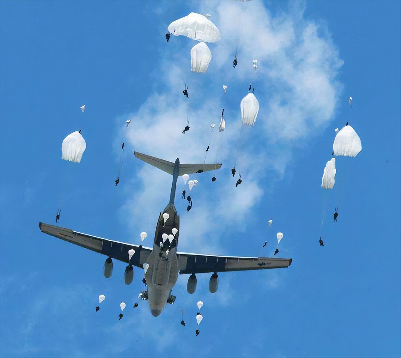 客机上为何不给乘客配备降落伞有新理念客机还真要装巨型降落伞