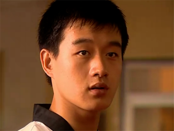 "穷小子"佟大为:住2亿四合院,坐拥22家公司,把妻子宠成公主__财经头条