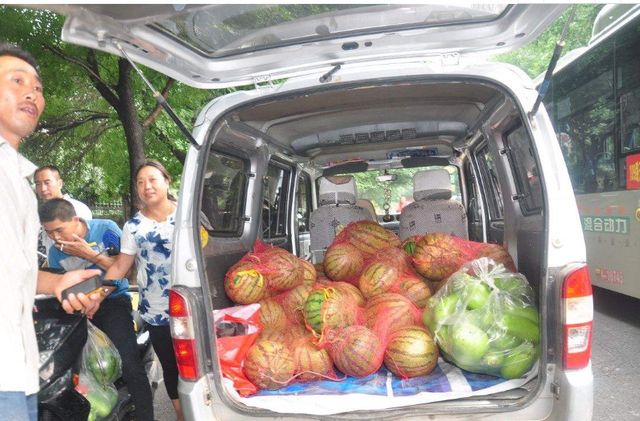 面包车拉蔬菜被罚200车主买了车不能用后备箱拉空气