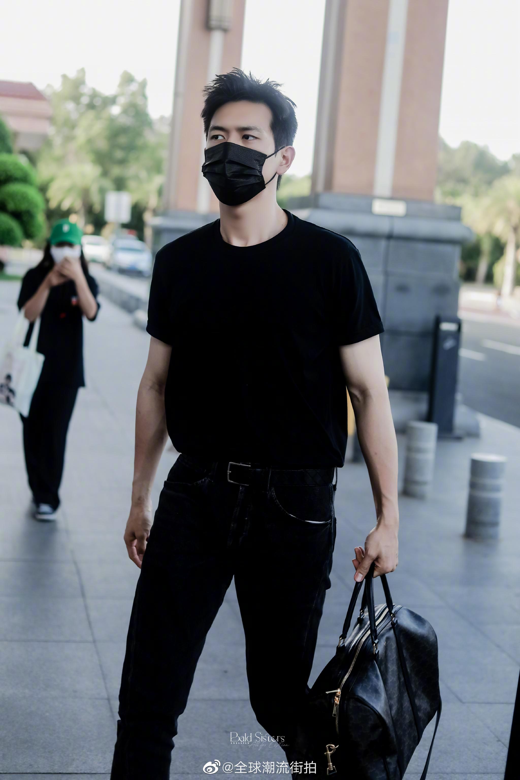 📸李现最新机场私服更新 短袖黑t搭配直筒牛仔裤……|李现|直筒|私