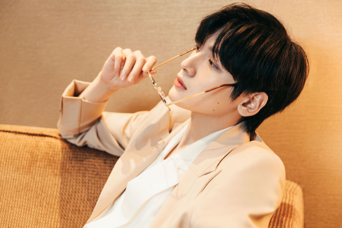 翟潇闻初入职场的我们造型图卡其色西装佩戴金丝眼镜