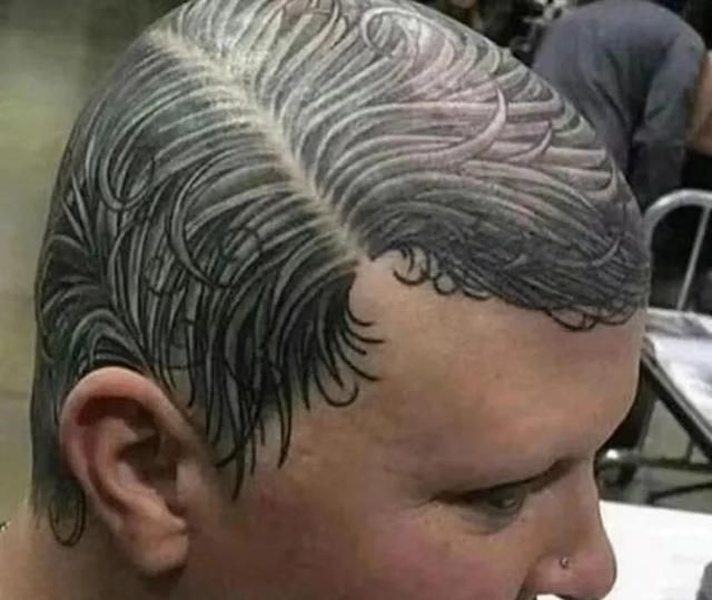 想改变自己的秃头形象但又舍不得花钱,剑走偏锋的选择了在头皮上纹身