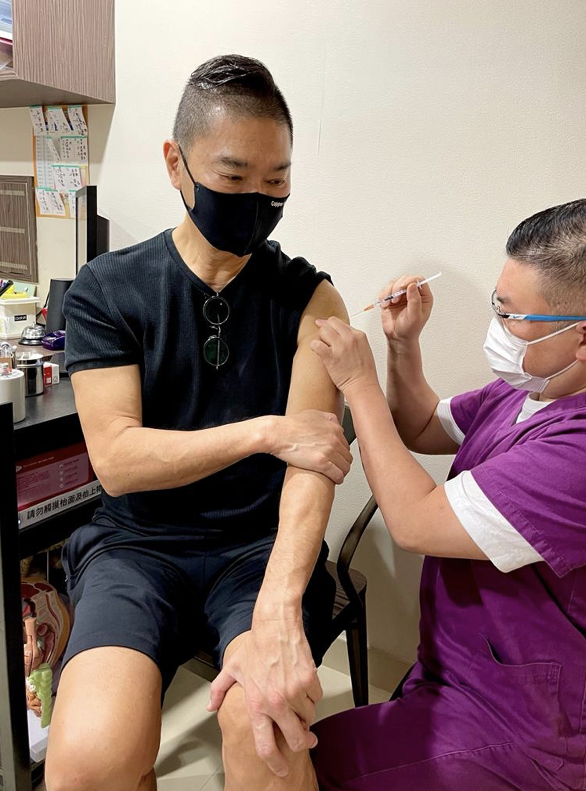 邓达智被禁打第三针疫苗担心已没有抗体怕被丈夫传染不敢见面