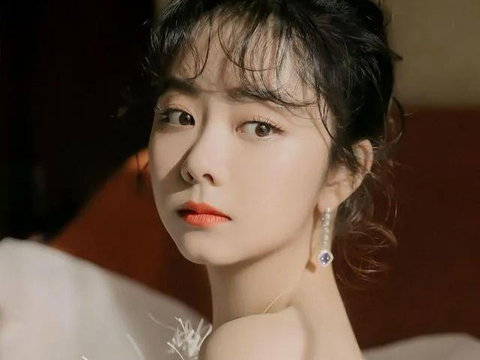 小巧玲珑,天生娃娃脸谭松韵,三十多岁却依旧少女