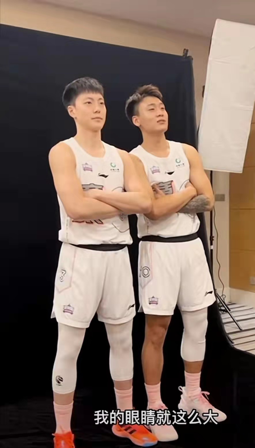 赵睿我穿了一双粉红色的袜子摄影师赵睿你眼睛睁大点