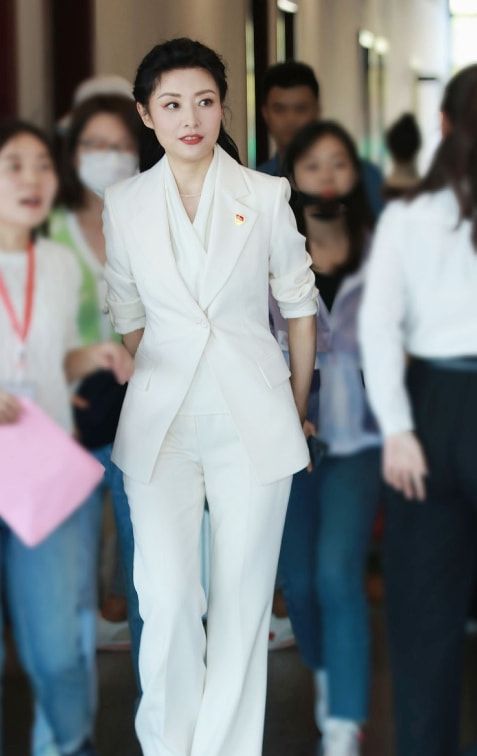 周涛不化妆并不漂亮秃眉驼背气色苍白有了52岁老人的真实感