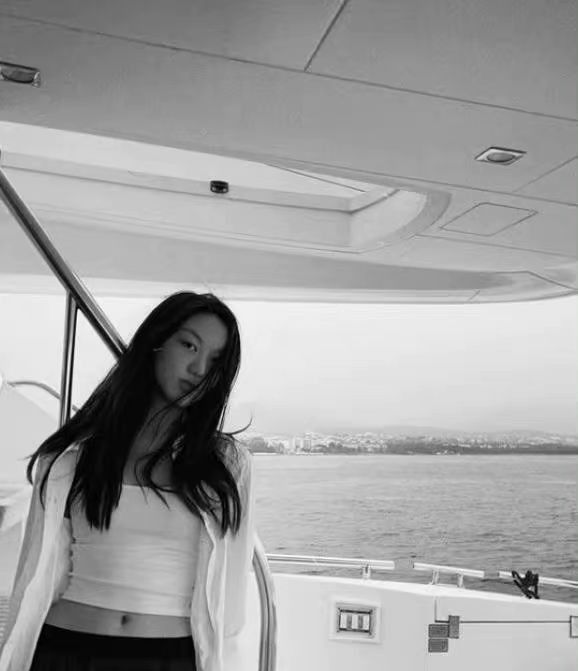 李嫣罕见晒性感照!