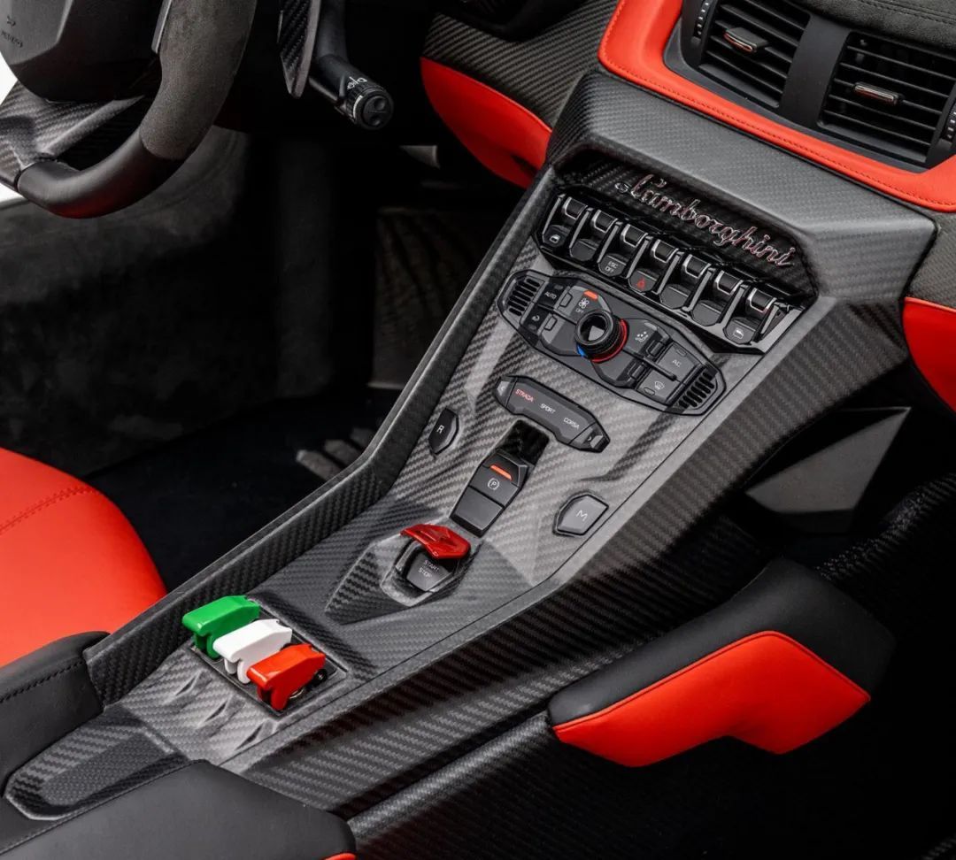 内饰方面同样使用了红黑搭配,材质分别有碳纤维饰板,alcantara,以及