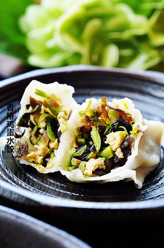 饺子馅料:香椿芽150克,泡发的木耳90克,鸡蛋4个,盐4克,茶树油25克.