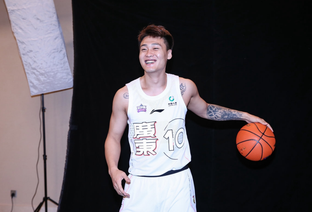 赵睿我穿了一双粉红色的袜子摄影师赵睿你眼睛睁大点