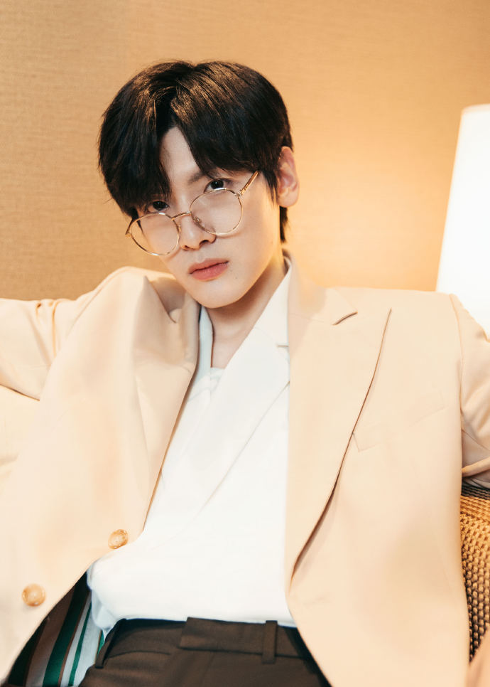 翟潇闻初入职场的我们造型图卡其色西装佩戴金丝眼镜