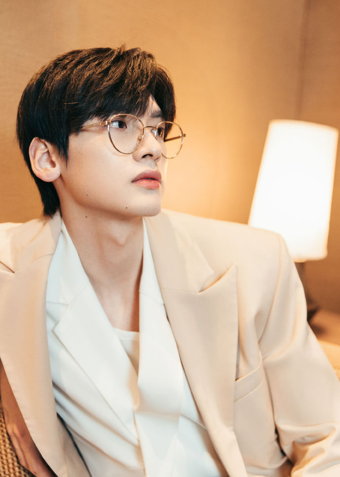翟潇闻初入职场的我们造型图卡其色西装佩戴金丝眼镜