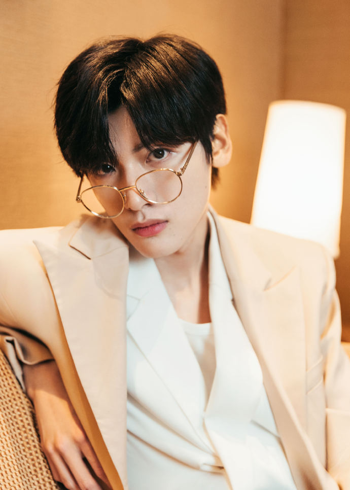 翟潇闻初入职场的我们造型图卡其色西装佩戴金丝眼镜