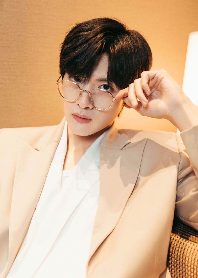 翟潇闻初入职场的我们造型图卡其色西装佩戴金丝眼镜
