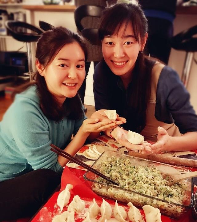 再看看柏雪的微博id近在它香,这不就是谐音"禁在他乡"