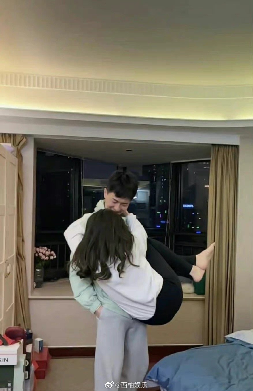 能能臂力惊人啊单手抱起罗拉真是满满的安全感呢