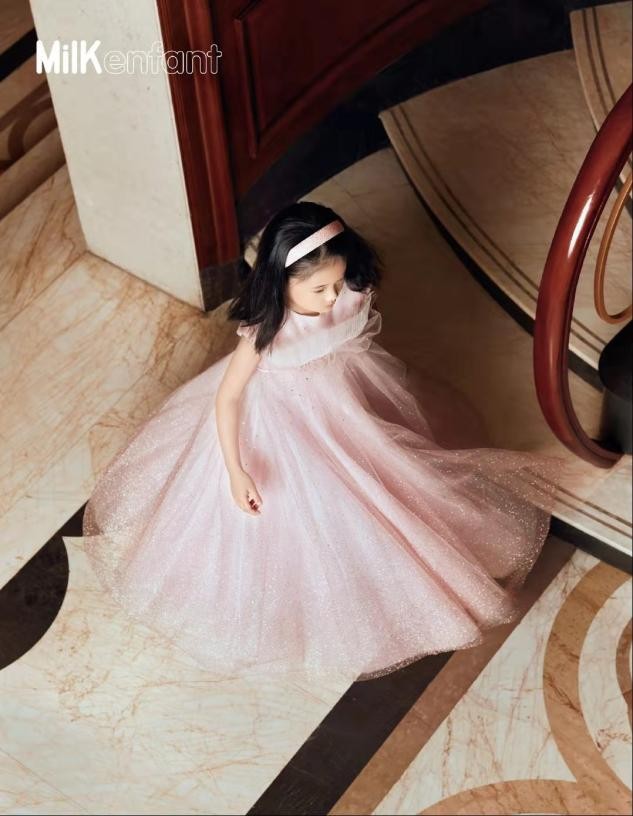 梅婷女儿太像她了！7岁就有标志性黑眼圈，穿公主裙好优雅休闲区蓝鸢梦想 - Www.slyday.coM