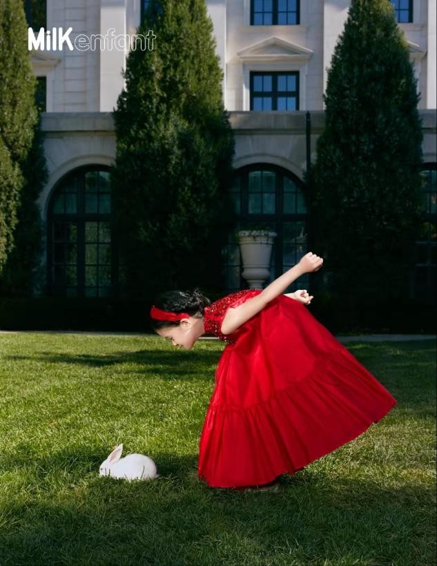 梅婷女儿太像她了！7岁就有标志性黑眼圈，穿公主裙好优雅休闲区蓝鸢梦想 - Www.slyday.coM