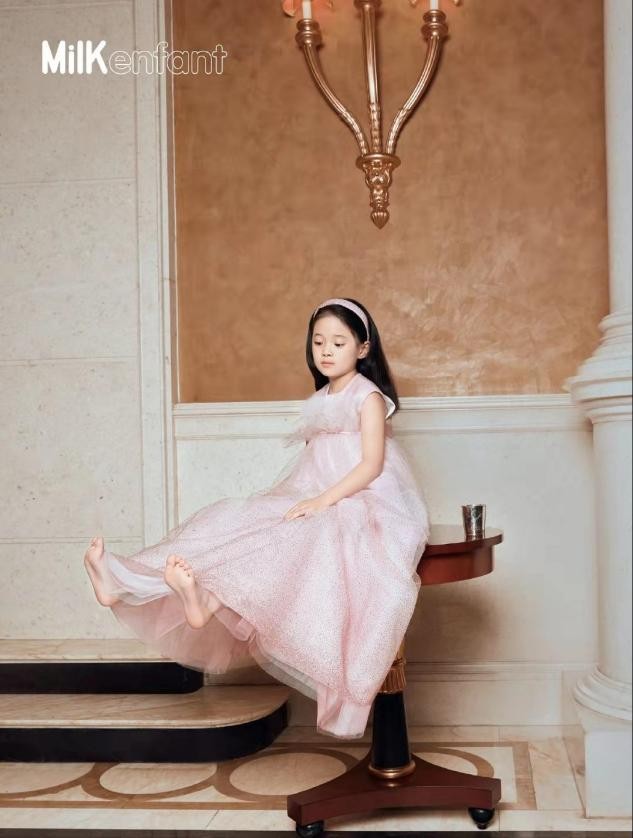 梅婷女儿太像她了！7岁就有标志性黑眼圈，穿公主裙好优雅休闲区蓝鸢梦想 - Www.slyday.coM