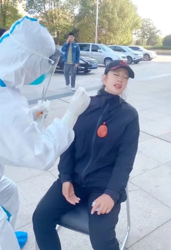 明星做核酸奇葩行为排队玩呼啦圈嫌出门检测麻烦和路人争执