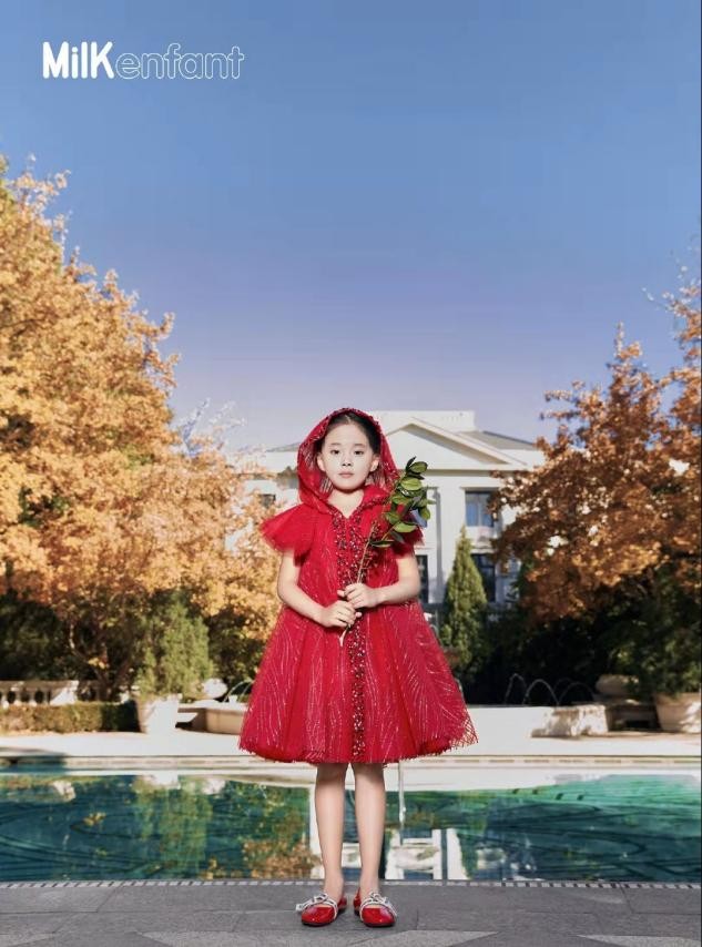 梅婷女儿太像她了！7岁就有标志性黑眼圈，穿公主裙好优雅休闲区蓝鸢梦想 - Www.slyday.coM