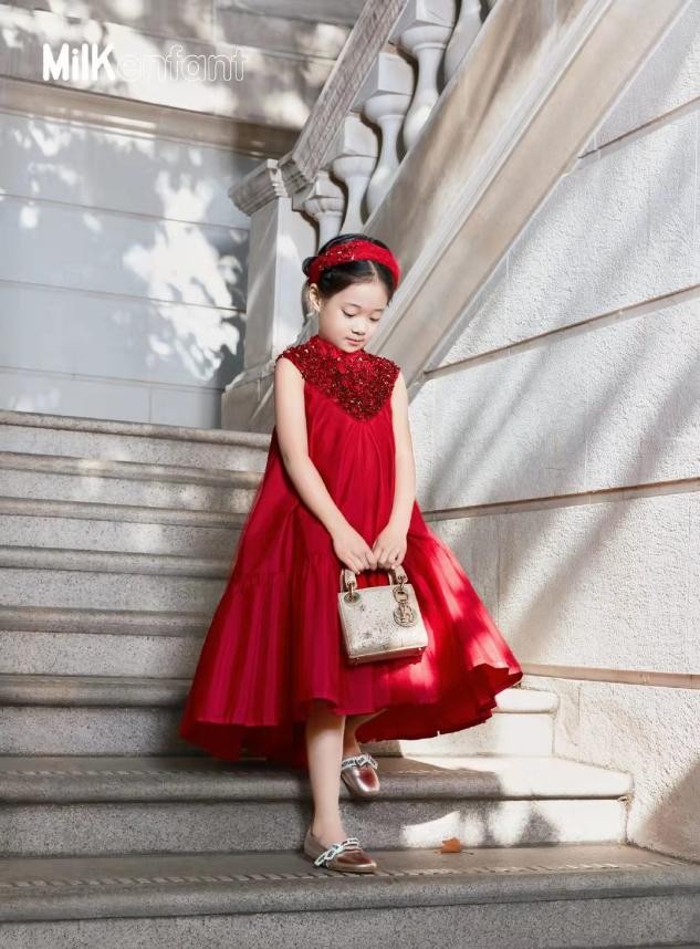 梅婷女儿太像她了！7岁就有标志性黑眼圈，穿公主裙好优雅休闲区蓝鸢梦想 - Www.slyday.coM