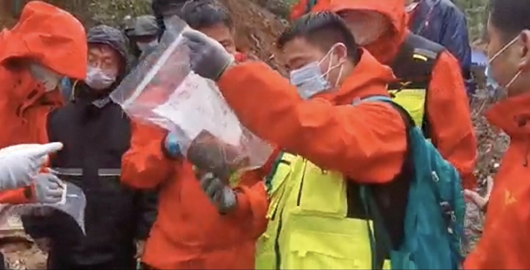 首部黑匣子初判为舱音记录器，已送京译码休闲区蓝鸢梦想 - Www.slyday.coM