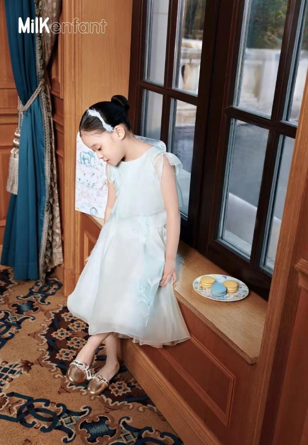 梅婷女儿太像她了！7岁就有标志性黑眼圈，穿公主裙好优雅休闲区蓝鸢梦想 - Www.slyday.coM